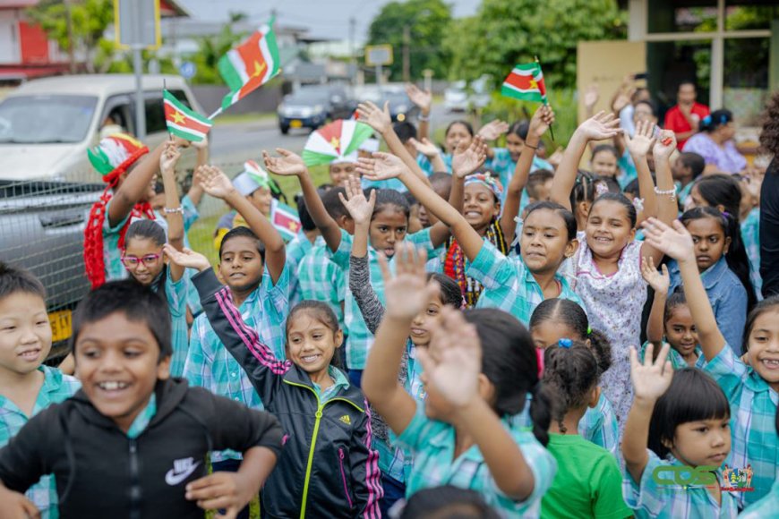 Nederlandse scholen doneren meubilair aan Pt. K. Piarelallschool