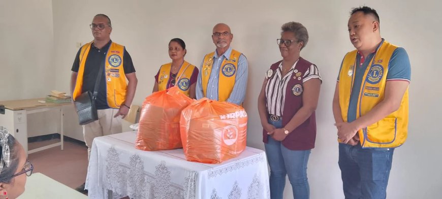 Lions Club Parwani ondersteunt scholen met schoolpakketten
