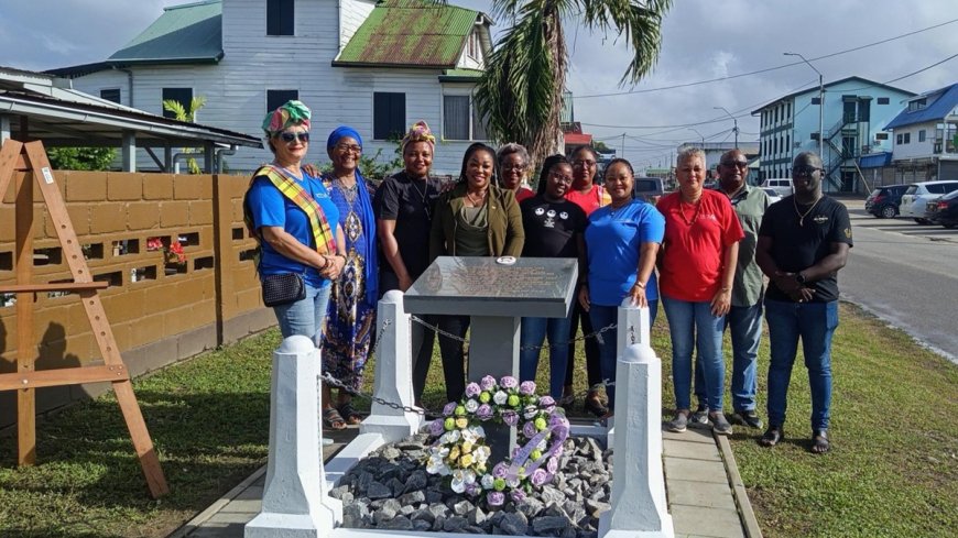 Kranslegging bij gedenkplaat Lieve Hugo op Nationale Dag van Kaseko