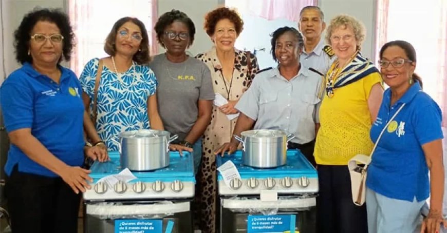 Soroptimistclub doneert kookvoorzieningen aan vrouwenafdeling Santo Boma