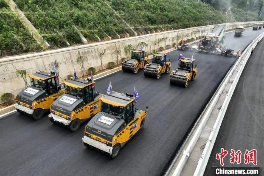 Chinezen vestigen wereldrecord met asfalteren 2,4 kilometer weg in zes uur 