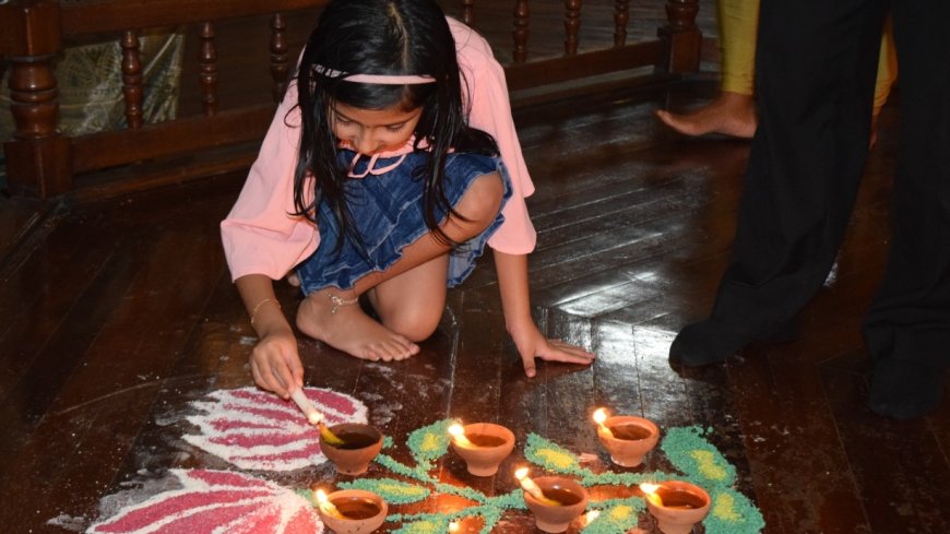 Lichtjes aangestoken bij Arya Diwakar tempel na Unesco-erkenning Deepavali