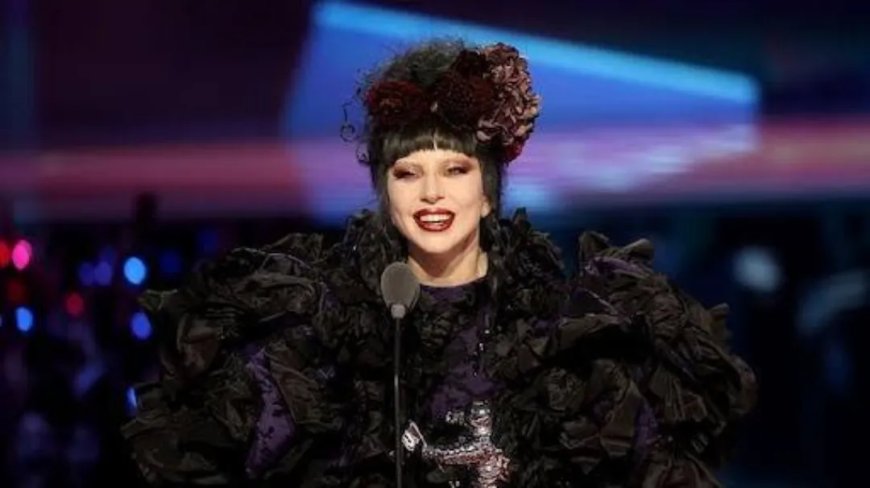 Lady Gaga legt show stil na val danser van podium