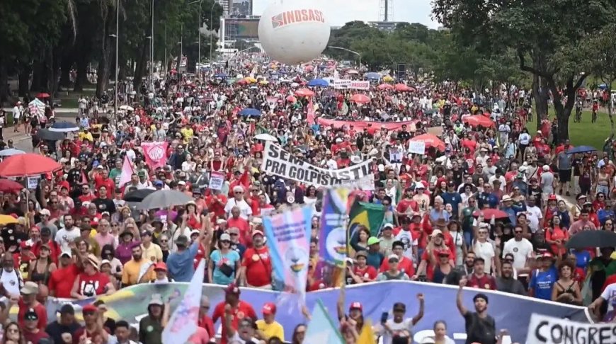 Links Brazilië protesteert tegen forse strafvermindering oud-president Bolsonaro