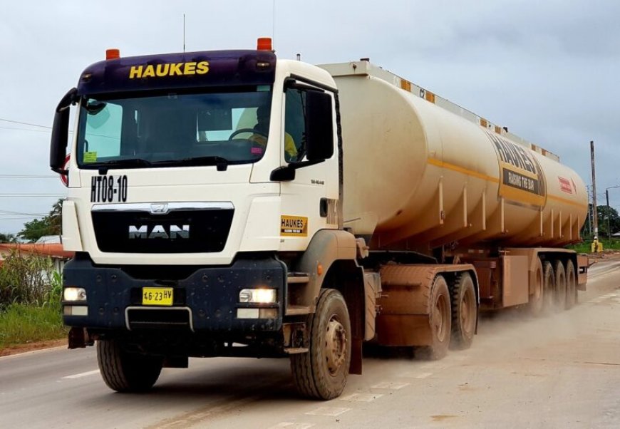 Brandstoftanker op weg naar Merianmijn gekanteld