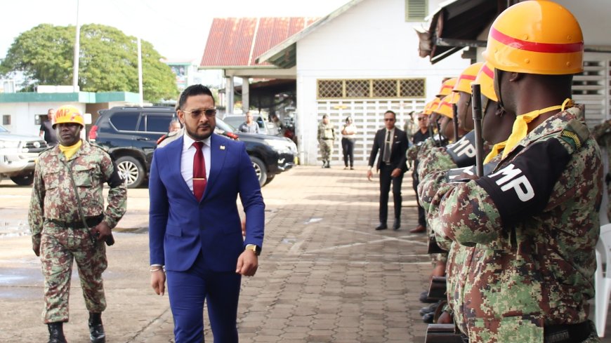 Minister Ramsaran noemt MP ruggengraat van orde en gezag binnen Defensie