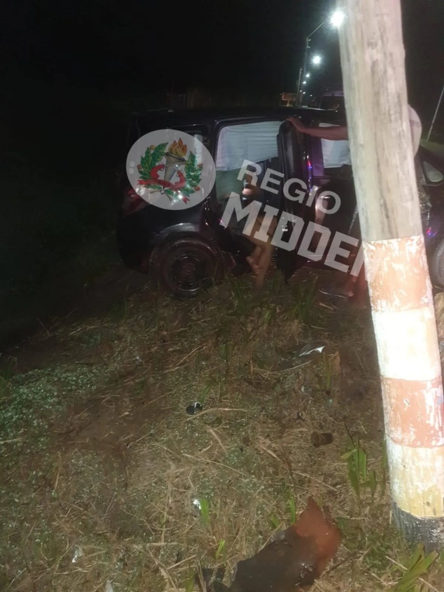 Automobiliste rijdt tegen elektriciteitsmast na uitwijkmanoeuvre voor auto