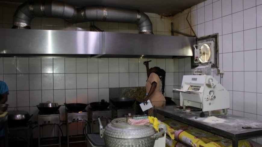 Keukens gesloten en stands aangepakt in Paramaribo-Zuid