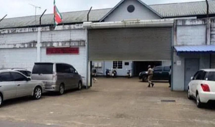 Minister Harish Monorath erkent zorgwekkende situatie in cellenhuizen jeugdige gedetineerden 