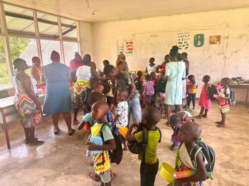 Jongeren uit Pikin Slee trakteren schoolkinderen op kerstdiner