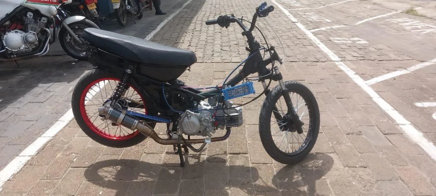 Bromfiets met gemonteerde onderdelen in beslag genomen tijdens verkeerscontrole