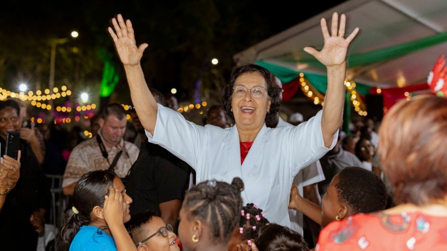 President Simons roept op tot eenheid en innerlijke vrede tijdens Volkskerstzang