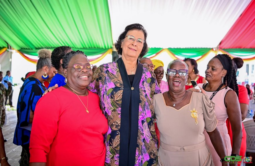 Seniore burgers vieren Kerst in tuin presidentieel paleis