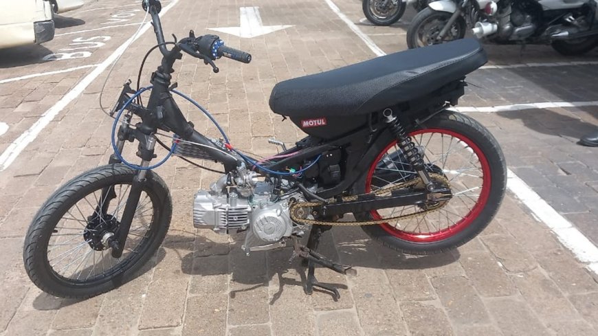 Politie neemt bromfiets met gemonteerde motor en drukpijp in beslag