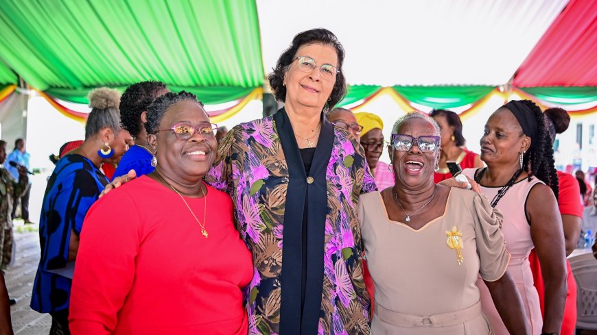 President Simons viert Kerst met senioren in tuin presidentieel paleis