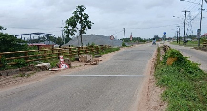 Brug over Parakreek per direct gesloten voor zwaar verkeer