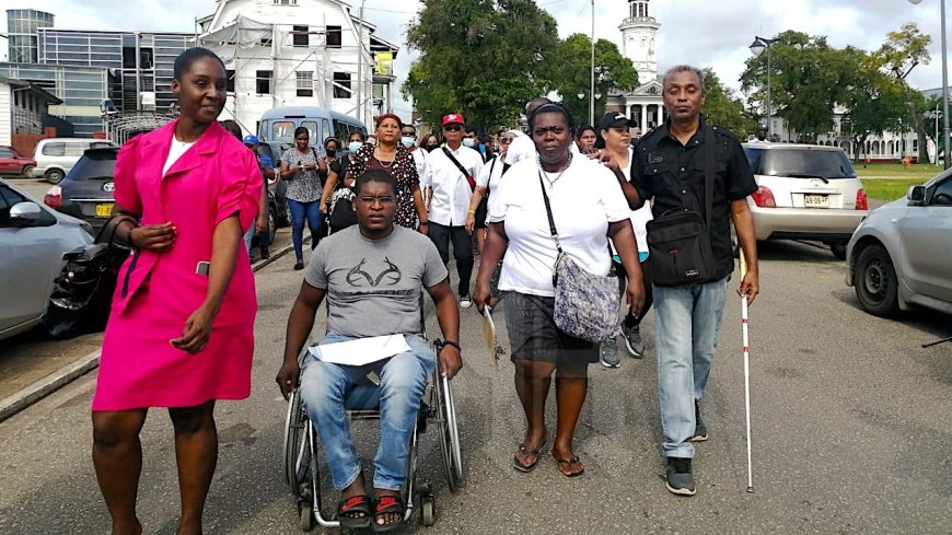 Nog geen geld voor mensen met een beperking; ook SRD 1.000 gewenst