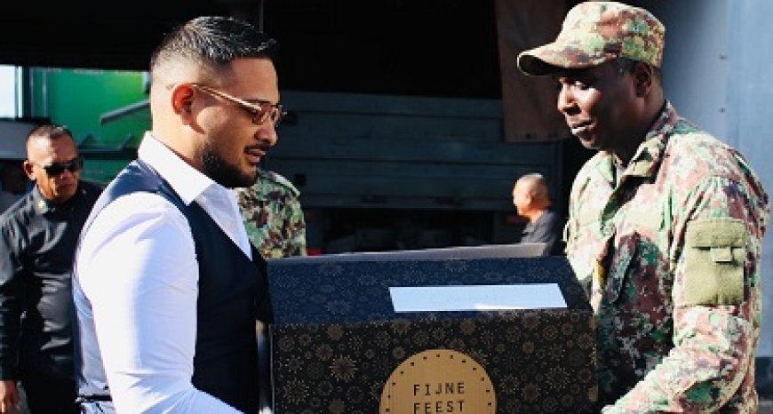 Commandanten detacheringsposten ontvangen kerst- en jaarafsluitingspakketten