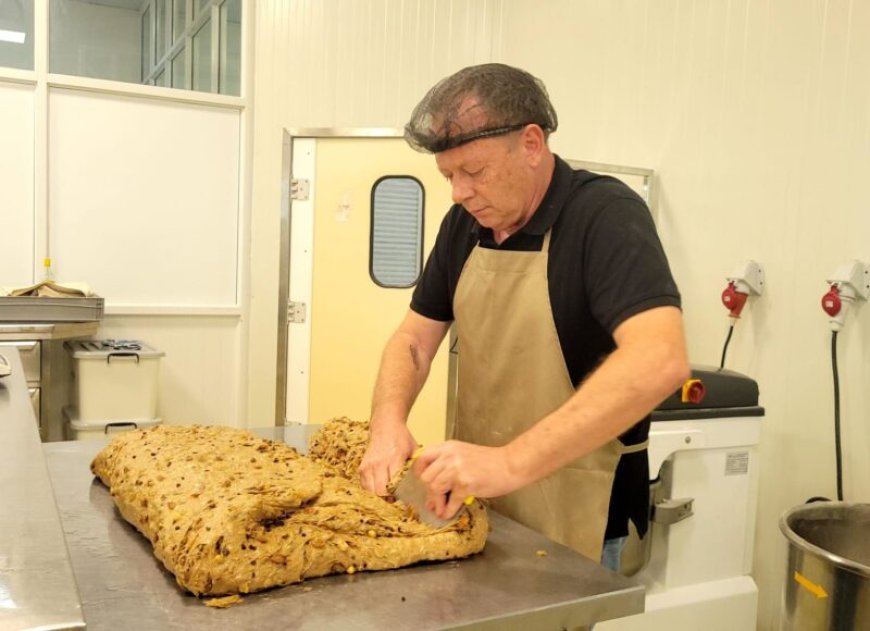 In de bakkerij van Hollandia: het bakken van ambachtelijk kerstbrood