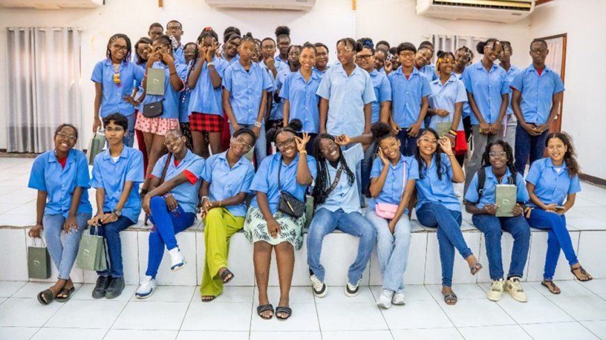 Scholieren in Coronie krijgen gezondheidsbrillen dankzij Staatsolie en Optiek Ninon