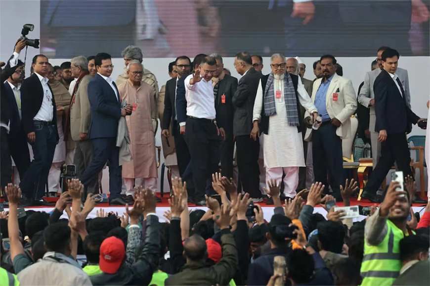 Leider van Bangladesh, favoriet voor het premierschap, terug uit ballingschap