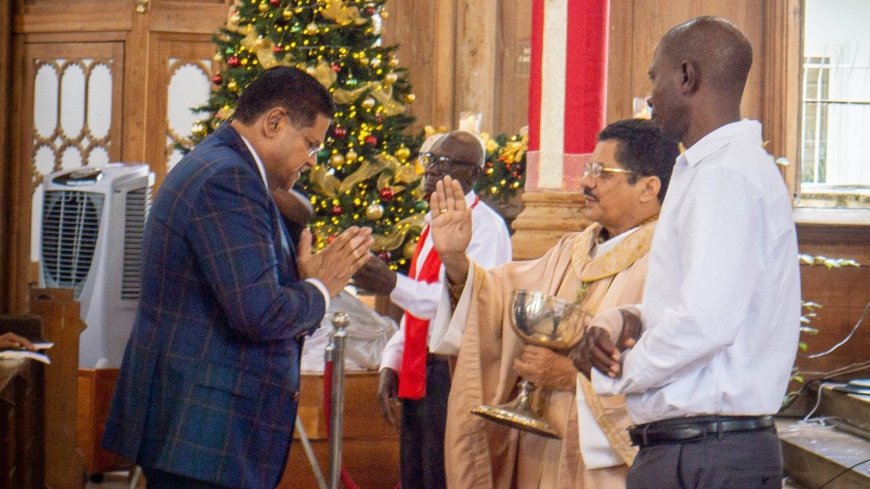 Oud-president Santokhi woont kerstdienst bij in Kathedrale Basiliek