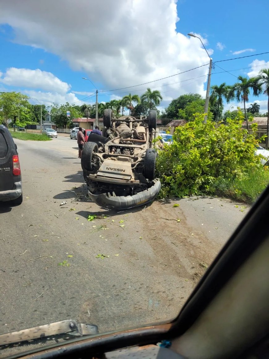 Nissan Navara slaat over de kop bij HAVO in Mr. J. Lachmonstraat
