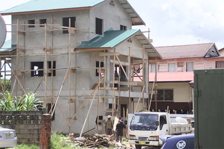 BOUWPRIJZEN STIJGEN, DROMEN VAN EEN EIGEN HUIS VERDAMPEN