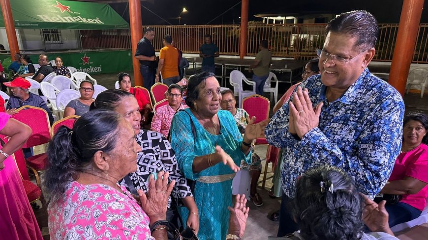 Santokhi sluit politiek jaar af in Nickerie