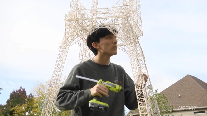 Opmerkelijk – Tiener in Illinois (VS) bouwt 5,35 meter hoge Eiffeltoren van tandenstokers