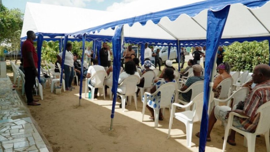 President Simons praat met nabestaanden van geweldsdrama