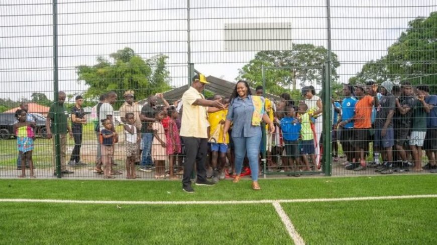 Nieuw kunstgrasveld moet jeugdontwikkeling in Ricanaumofo stimuleren