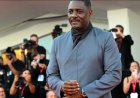 Brits acteur Idris Elba bekeurd voor te hard rijden op scooter