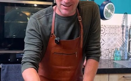 Tv-kok Hugo Kennis met arm in gips na val tijdens skivakantie