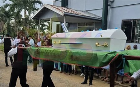 Javian en oma Edith begraven na familiedrama in Commewijne