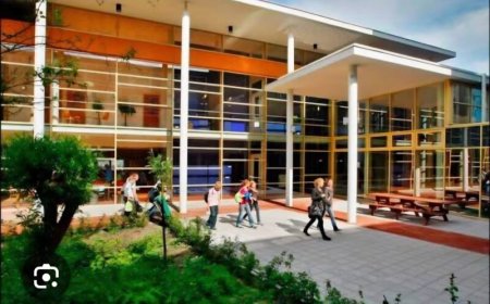 Mendelcollege schenkt 36 volledig ingerichte klaslokalen aan Suriname