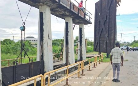 Nieuwe sluisdeuren bij Hazard Sluis in Nickerie succesvol geplaatst