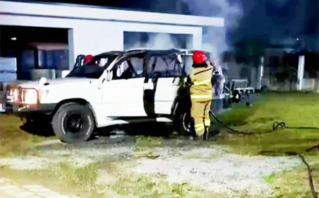 Landcruiser brandt volledig uit bij woning aan Hendrikstraat