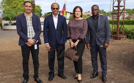 NDP-assembleeleden tekenen condoleanceregister bij Venezolaanse ambassade