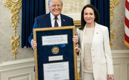 Machado overhandigt haar Nobelprijsmedaille aan Trump.