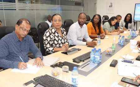 Minister Misiekaba voert crisis  overleg over gezondheidszorg