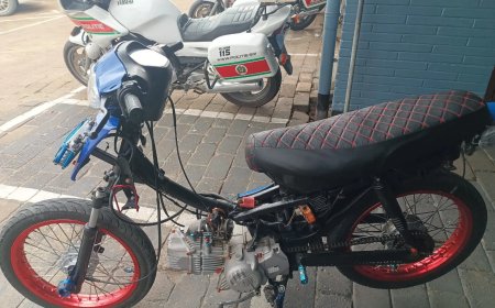 Motoragent politie Regio West neemt opgevoerde bromfiets in beslag