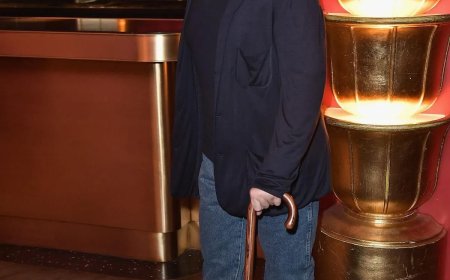 Phil Collins heeft altijd verpleegkundige in huis vanwege gezondheidsproblemen