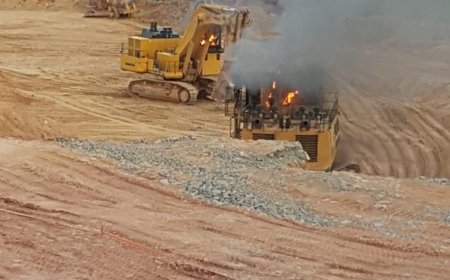 Illegale goudzoekers steken voertuigen, machines en beveiligingsposten In brand