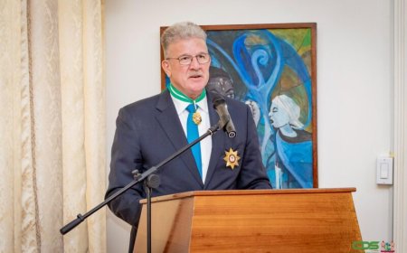 Vertrekkende Amerikaanse ambassadeur Faucher onderscheiden