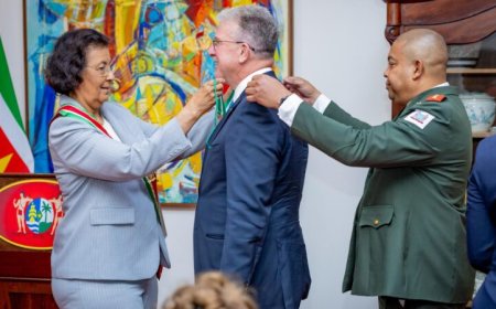 Afscheid met hoogste eer: Faucher ontvangt Grootlint op presidentieel paleis