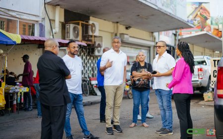 Minister EZOTI brengt werkbezoek aan Centrale Markt Paramaribo