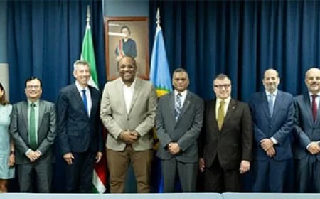 Bouva: Suriname vriend van allen, vijand van niemand