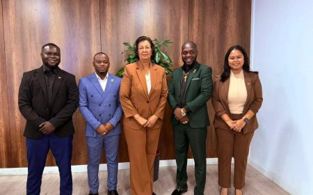 Directie Melkcentrale presenteert plannen aan president Simons