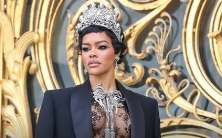 Actrice Teyana Taylor draagt in Parijs sieraden die sterj aan gestolen Louvre-stukken doen de